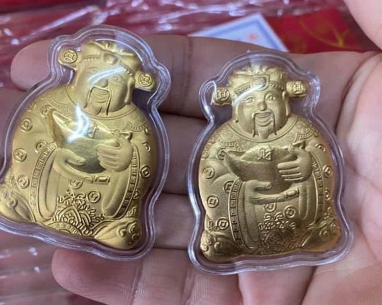 Tượng vàng Thần Tài được rao bán nhiều tại các cửa hàng và cả trên 