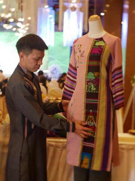  Mỗi chiếc áo dài thổ cẩm do Thông tạo ra đều mang một câu chuyện, một nét văn hóa riêng của đồng bào Ba Na. Ảnh: NVCC