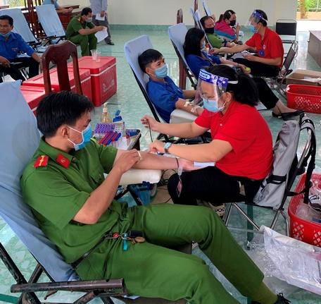 Đoàn viên, thanh niên tham gia hiến máu tình nguyện