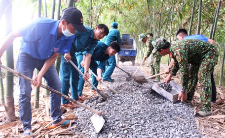Đoàn viên, thanh niên thực hiện công trình trải đá tuyến đường giao thôn nông thôn