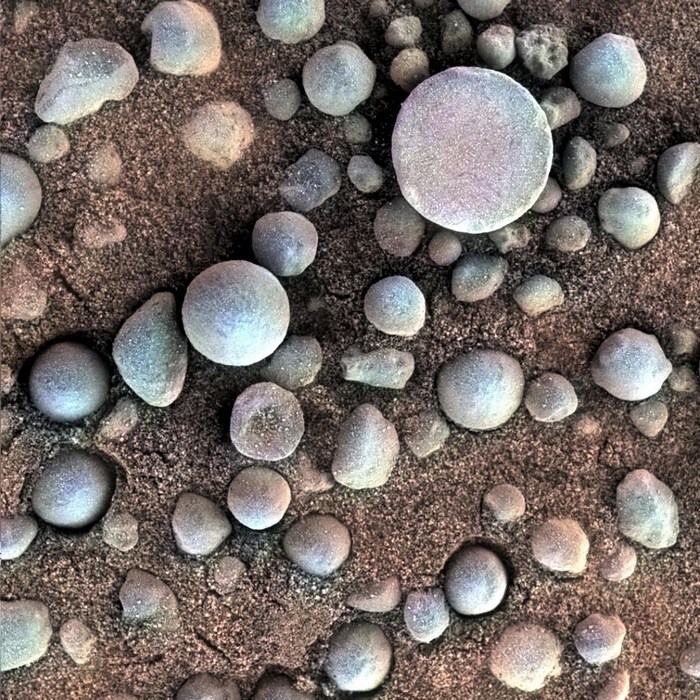 Những viên đá nhỏ, giàu hematit này nằm gần miệng núi lửa Fram, được tàu thăm dò  Opportunity của NASA chụp vào tháng 4-2004. Khu vực được hiển thị có chiều ngang 3 cm. Những khoáng chất này cho thấy sao Hỏa từng có nhiều nước. Ảnh: NASA.