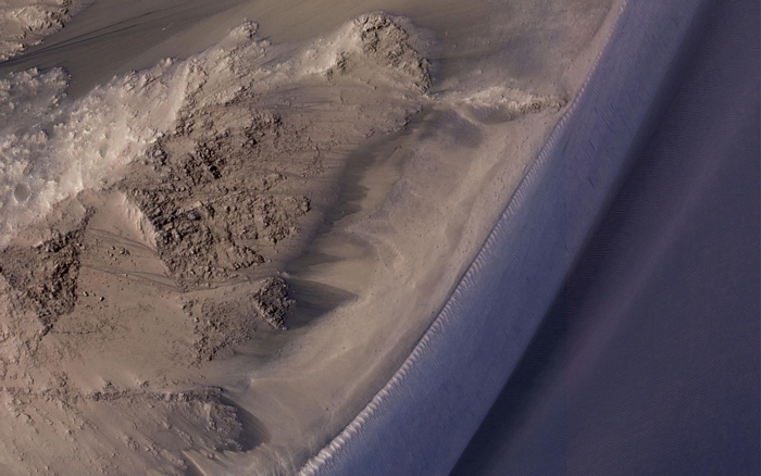Hình ảnh này cho thấy các dòng chảy theo mùa ở Valles Marineris trên sao Hỏa. Những vụ lở đất trên sao Hỏa này xuất hiện trên các sườn dốc trong suốt mùa xuân và mùa hè. Ảnh: NASA.