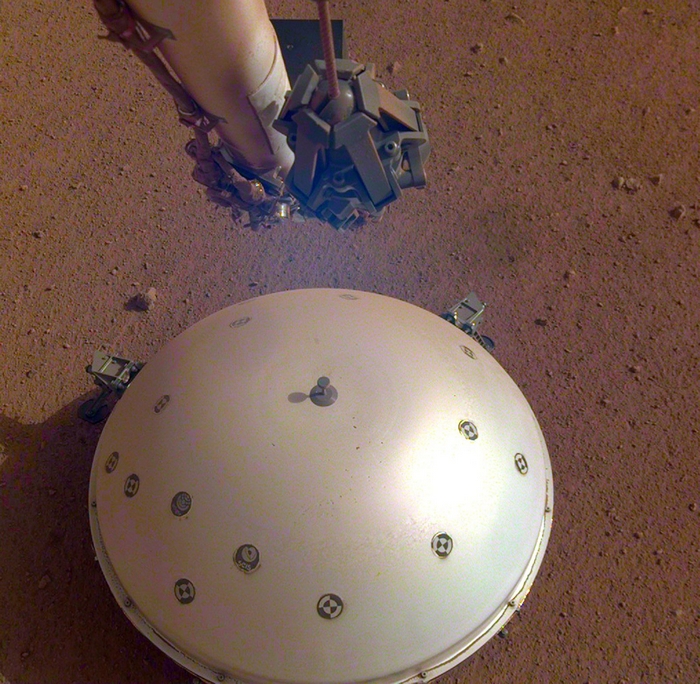 Máy đo địa chấn của tàu đổ bộ sao Hỏa InSight lần đầu tiên ghi lại một 