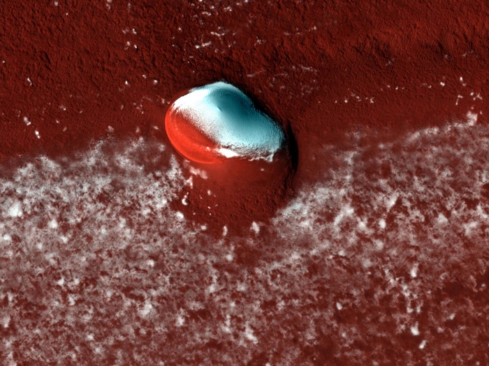 Máy ảnh HiRISE đã chụp lại các lớp trầm tích và một chỏm băng sáng ở cực bắc của sao Hỏa. Ảnh: NASA.