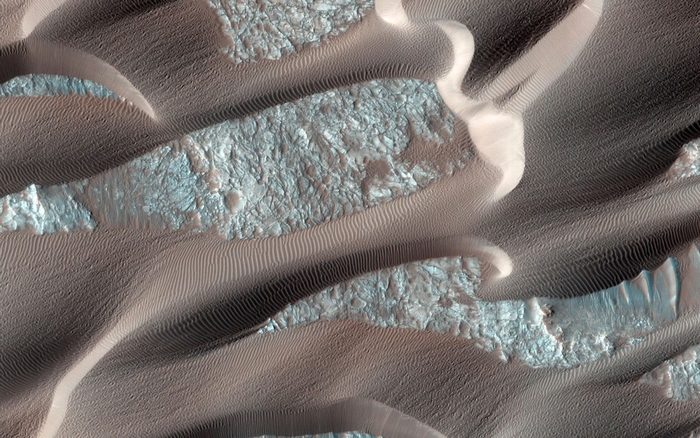 Nili Patera là một vùng trên sao Hỏa, nơi các cồn cát và gợn sóng đang di chuyển nhanh chóng. Máy ảnh HiRISE trên tàu thám hiểm quỹ đạo sao Hỏa tiếp tục theo dõi khu vực này vài tháng một lần để xem những thay đổi theo mùa và hàng năm. Ảnh: NASA.