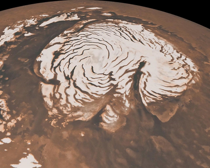 Hình ảnh vùng cực bắc của sao Hỏa được chụp bằng cách kết hợp dữ liệu từ hai thiết bị trên tàu Global Surveyor của NASA trên quỹ đạo sao Hỏa. Chỏm băng dài 621 dặm, và những dải bóng tối ở rất sâu. Phía bên phải là một hẻm núi lớn mang tên Chasma Boreale, gần như chia đôi chỏm băng. Hẻm Chasma Boreale sâu đến 1,2 dặm. Ảnh: NASA.