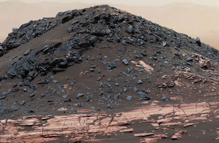 Gò đất màu tối này được gọi là đồi Ireson, nằm trên vùng thấp của núi Sharp. Ảnh: NASA