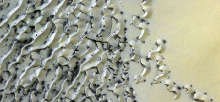 Cồn cát ở vùng cực phủ đầy băng và cát trông giống như bánh quy kem trên sao Hỏa. Ảnh: ESA.
