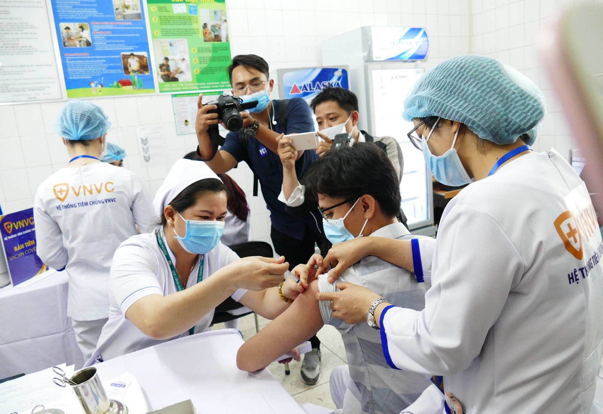 Các nhân viên y tế Bệnh viện Bệnh nhiệt đới TPHCM tiêm vaccine phòng COVID-19 trong sáng 8/3.  Ảnh: VGP/Nguyễn Kim