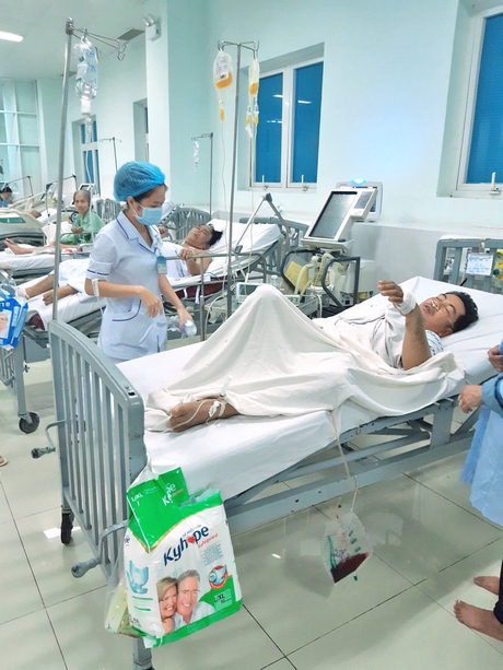 Bệnh nhân bị rắn lục đuôi đỏ cắn điều trị tại Khoa Hồi sức tích cực và Chống độc thuộc Bệnh viện Đa khoa tỉnh Vĩnh Long.