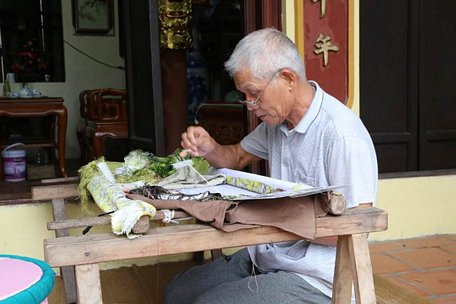  Nghệ nhân Thái Đức Duy vẫn miệt mài gắn bó với nghề thêu tay truyền thống.