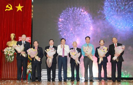 Ông Bùi Văn Nghiêm tặng hoa chúc mừng các thành viên Hội đồng Trường ĐH Cửu Long.