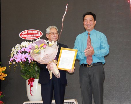 Ông Lữ Quang Ngời- trao quyết định công nhận Hiệu trưởng Trường ĐH Cửu Long cho PGS.TS Lương Minh Cừ.