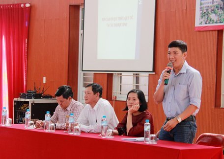 Ông Huỳnh Quốc Huy- Phụ trách phòng Quản lý đào tạo trả lời câu hỏi của các em học sinh.