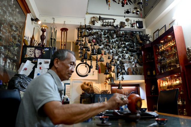  Hơn 10 năm tìm kiếm, ông Bùi Đức Tâm (71 tuổi, quận Phú Nhuận, TPHCM) đang sở hữu bộ sưu tập với hơn 200 chiếc chuông. 