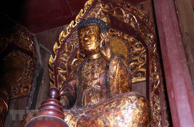 Một trong ba pho tượng Tam Thế tại chùa Búp Tháp, xã Đình Tổ, huyện Thuận Thành, tỉnh Bắc Ninh. (Ảnh: Đinh Văn Nhiều/TTXVN)