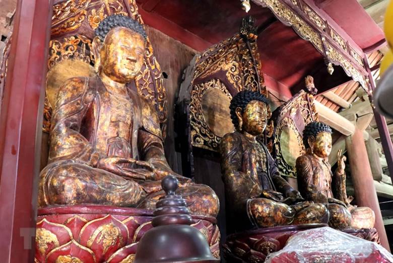 Ba pho tượng Tam Thế tại chùa Búp Tháp, xã Đình Tổ, huyện Thuận Thành, tỉnh Bắc Ninh. (Ảnh: Đinh Văn Nhiều/TTXVN)