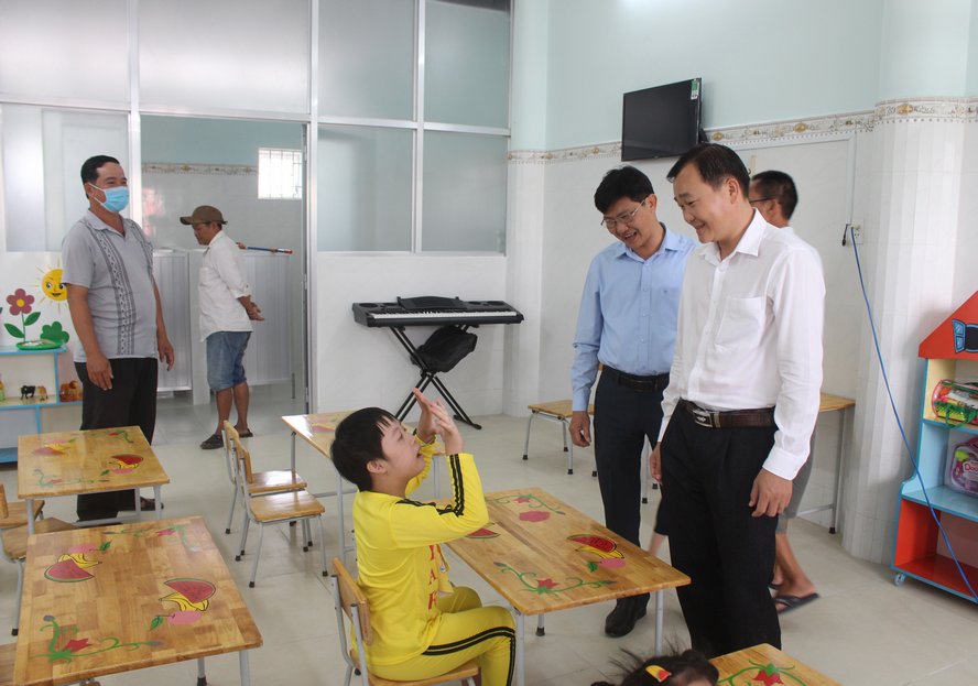 Ông Nguyễn Minh Dũng- Ủy viên Thường vụ Tỉnh ủy, Phó Chủ tịch Thường trực HĐND tỉnh- đến thăm Cơ sở giáo dục, phục hồi chức năng trẻ khuyết tật, trẻ tự kỷ vừa đưa vào hoạt động.