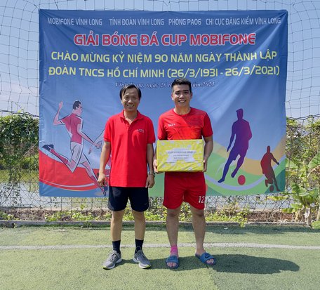 Cầu thủ Võ Thành Tâm (Mobifone tỉnh Vĩnh Long) được BTC trao giải cầu thủ ghi nhiều bàn thắng nhất giải (8 bàn).
