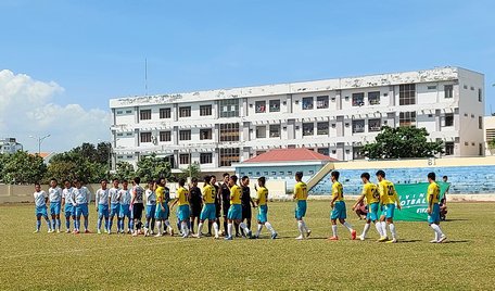 Đội bóng đá tỉnh Vĩnh Long (áo vàng) ra quân với trận thắng đội Bình Thuận với tỷ số 2-1.