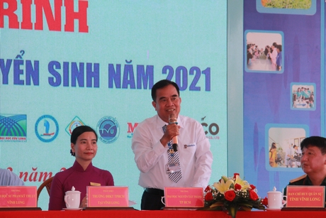 Đại tá Nguyễn Việt Khoa trả lời thí sinh về cơ hội việc làm.