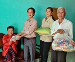 Trao tiền bạn đọc giúp bà Nguyễn Thị Ghê