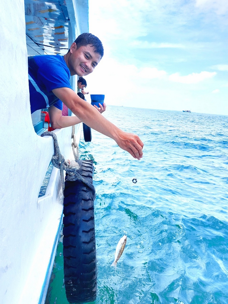 Với nguồn hải sản phong phú, di khách đến đây đừng bỏ lỡ dịp câu cá trên tàu và lặn biển ngắm cá, ngắm san hô.