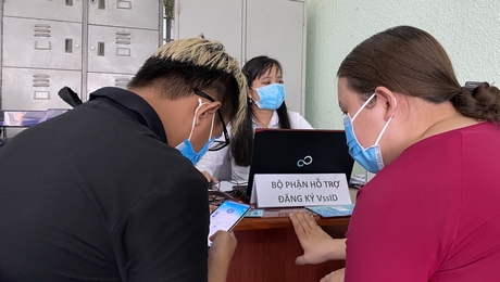 BHXH tỉnh hướng dẫn người lao động cài đặt ứng dụng VssID, thúc đẩy mạnh mẽ quá trình chuyển đổi số của ngành BHXH Việt Nam.