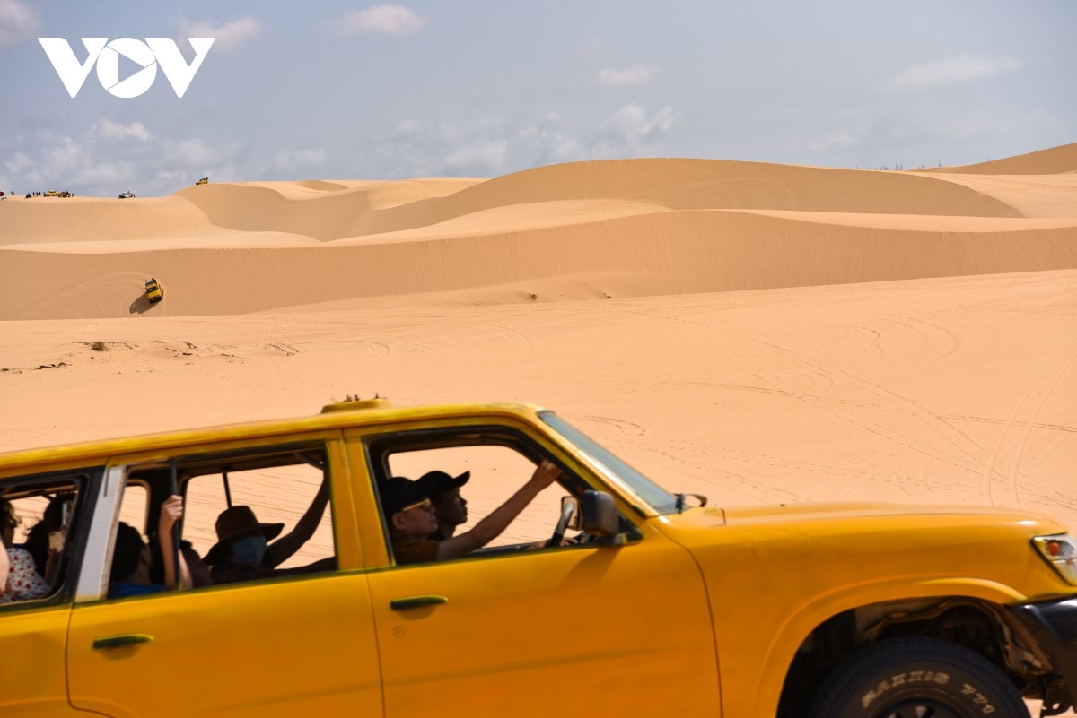 Đi xe jeep khám phá đồi cát là trải nghiệm vô cùng đáng nhớ.