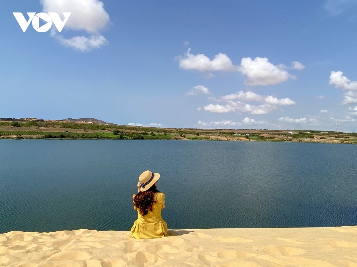 Ngay gần đồi cát là hồ nước xanh mát, tạo nên khung cảnh tuyệt đẹp để du khách chụp ảnh, check-in.
