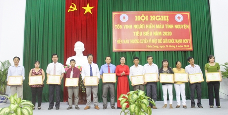 Phó Chủ tịch UBND tỉnh- Nguyễn Thị Quyên Thanh tặng bằng khen các cá nhân có hơn 20 lần hiến máu.
