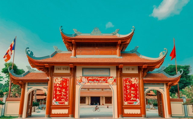 Thiền viện Trúc lâm An Giang tọa lạc tại ấp Đông Sơn 1, thị trấn Núi Sập (Thoại Sơn) với tổng diện tích khoảng 11ha được xây dựng với lối kiến trúc truyền thống của Phật giáo gồm hai khu nội viện và ngoại viện. (Ảnh: Lâm Ngọc Thái)