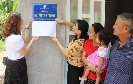 Bà Lê Thị Thúy Kiều- Tỉnh ủy viên, Chủ tịch Hội Liên hiệp Phụ nữ tỉnh (thứ 2, từ trái qua) cùng nhà tài trợ và gia đình gỡ bản bàn giao nhà cho gia đình chị Thạch Thị Dẹt.