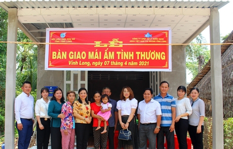 Lãnh đạo Hội Liên hiệp Phụ nữ tỉnh cùng chính quyền địa phương, nhà tài trợ và gia đình chị Thạch Thị Dẹt chụp ảnh lưu niệm tại lễ bàn giao nhà.