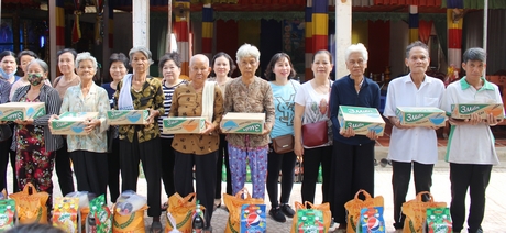 Đại diện các nhà tài trợ trao các phần quà cho hộ Khmer nghèo ở xã Tân Mỹ.