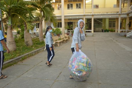 Học sinh Trường THPT Bình Minh thu gom rác tái sử dụng để tích điểm xanh.