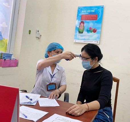 Nhân viên y tế tuân thủ khám sàng lọc trước tiêm chủng vắc xin phòng COVID-19 của AstraZeneca do Bộ Y tế ban hành.