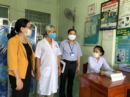 Đoàn công tác Sở Y tế giám sát trước tiêm vắc xin phòng COVID-19 tại Trung tâm Y tế huyện Tam Bình nhằm đảm bảo an toàn và hiệu quả tiêm chủng vắc xin phòng COVID-19.