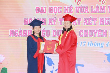 Bà Trương Thanh Nhuận- Giám đốc Sở GD- ĐT trao bằng tốt nghiệp và giấy khen cho tân cử nhân đạt loại giỏi.