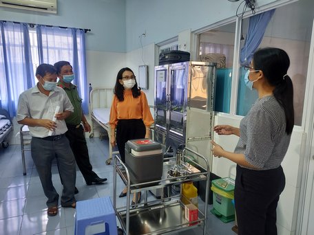 TS.Bác sĩ Hồ Thị Thu Hằng kiểm tra công tác chuẩn bị tiêm vắc xin COVID-19 tại Trạm xá Công an ttỉnh.