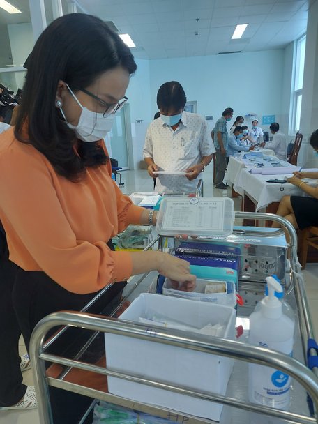 Đoàn đến kiểm tra công tác chuẩn bị tiêm vắc xin COVID-19 tại Bệnh viện Đa Khoa tỉnh