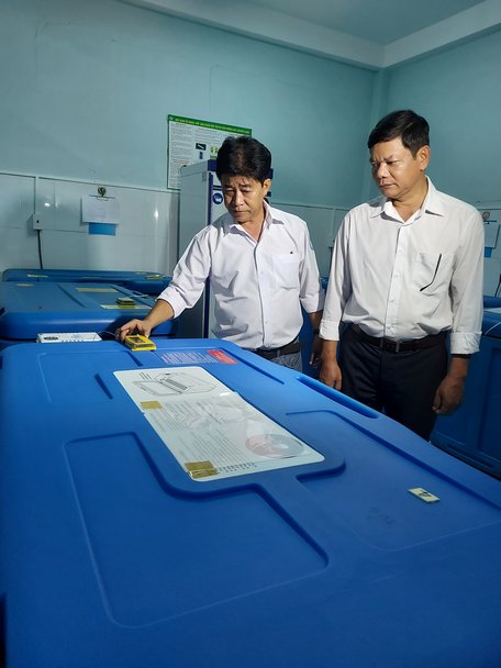 Trưa 19/4, Trung tâm Kiểm soát bệnh tật tỉnh Vĩnh Long (CDC Vĩnh Long) tiếp nhận 5.600 liều vắc xin COVID-19 từ Viện Pasteur TP. Hồ Chí Minh.