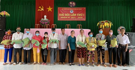 Hội trao quà cho những hoàn cảnh khó khăn ở thị trấn Cái Nhum (Mang Thít).   