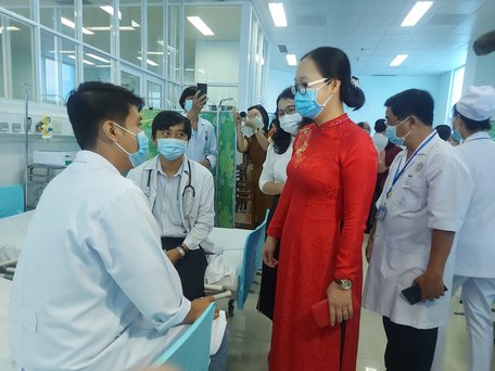 Phó chủ tịch UBND tỉnh Nguyễn Thị Quyên Thanh thăm hỏi sức khỏe các y bác sĩ vừa được tiêm chủng phòng COVID-19.