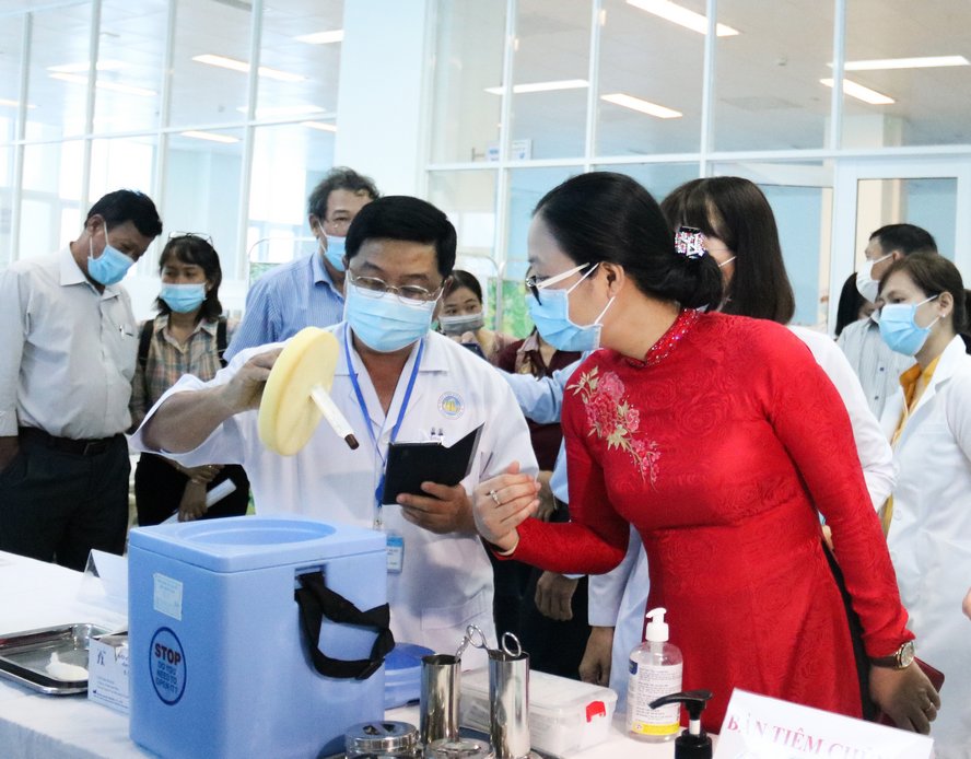  Bà Nguyễn Thị Quyên Thanh- Phó Chủ tịch UBND tỉnh cùng lãnh đạo Sở Y tế trực tiếp giám sát công tác tiêm chủng.