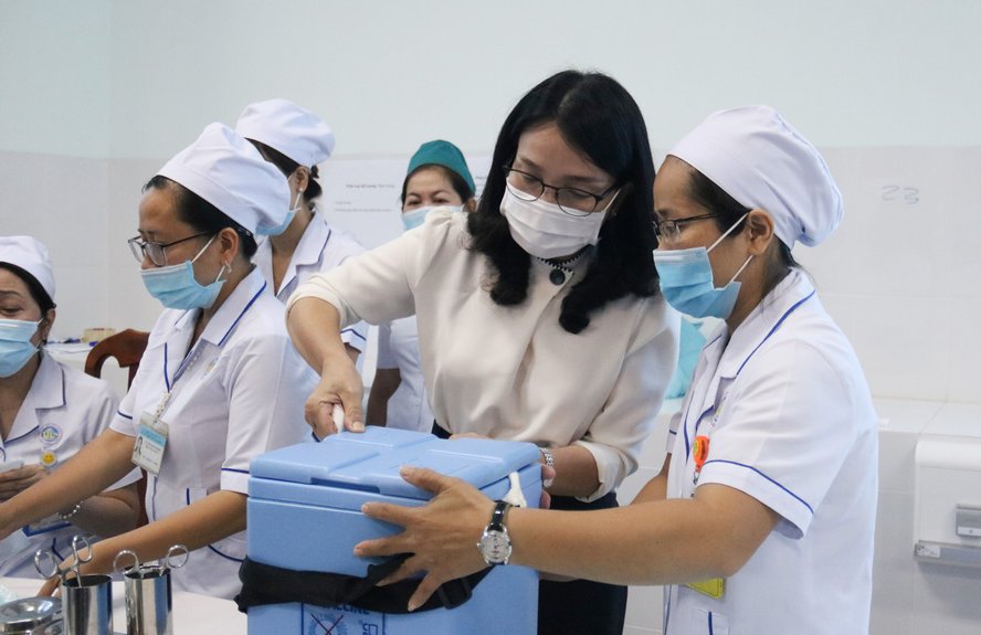 TS. Bác sĩ Hồ Thị Thu Hằng- Phó Giám đốc Sở Y tế Vĩnh Long kiểm tra lại thùng chứa vắc xin COVID-19 trước khi thực hiện tiêm chủng.
