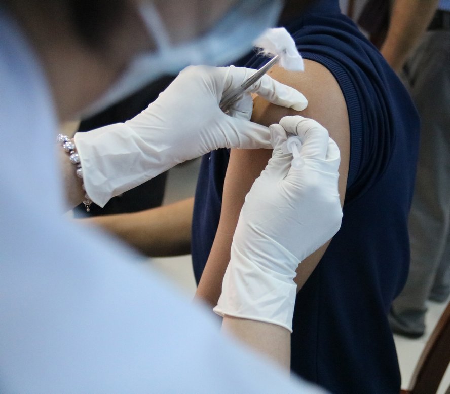 Trước khi thực hiện tiêm vắc xin phòng COVID-19, người tiêm phải có động tác xoa làm mềm bắp tay rồi mới tiến hành tiêm.