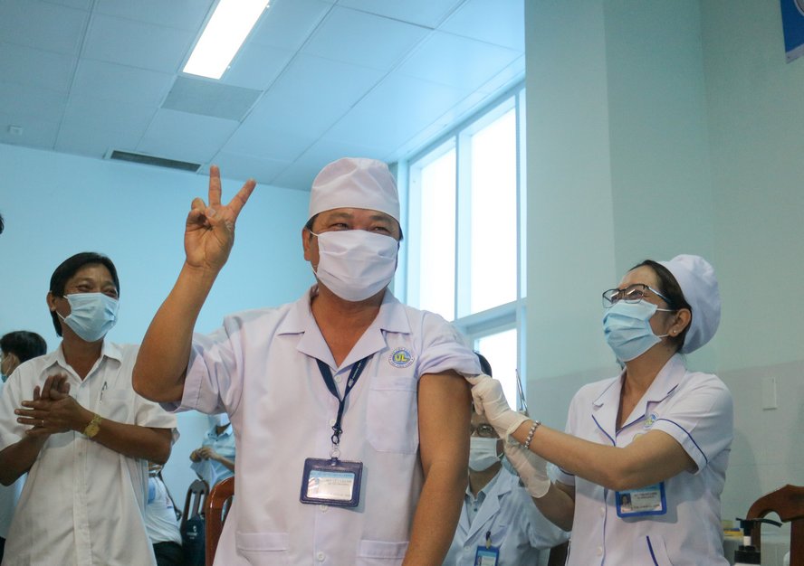 Mũi tiêm đầu tiên, được tiêm cho điều dưỡng Nguyễn Văn Võ- Trưởng khoa Kiểm soát- Nhiễm khuẩn – thành viên Đội Phản ứng nhanh Phòng chống dịch COVID-19 Bệnh viện Đa khoa tỉnh.