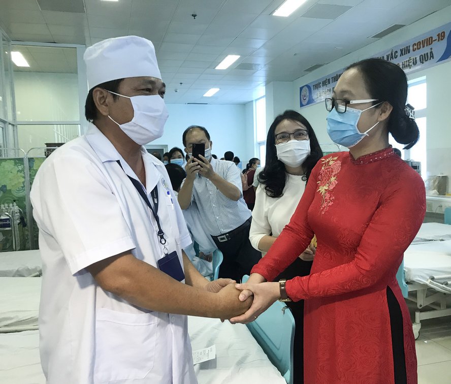 Phó Chủ tịch UBND tỉnh- Nguyễn Thị Quyên Thanh thăm hỏi sức khỏe những cán bộ, nhân viên y tế vừa được tiêm vắc xin COVID-19.