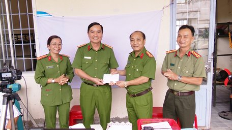 Đại tá Nguyễn Trọng Dũng thưởng nóng cho tập thể có thành tích xuất sắc.